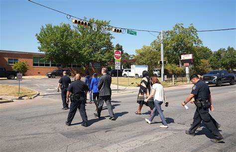 girl hung in austin|Young woman's body found hanging from tree at Austin school.